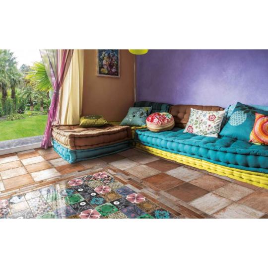 barna nappali bohem burkolat voros feher 40x40 kanape szines csempe greslap padlolap padloburkolat burkolat cir havana lameridiana lakberendezes felujitas nyaralo kuba.jpg